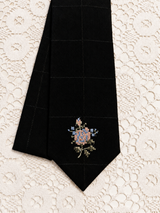 Cravatta con ricamo floreale