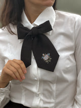 Cravatta con ricamo floreale